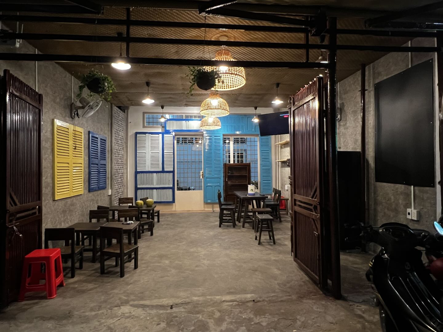 Không gian được trang trí với phong cách thời bao cấp