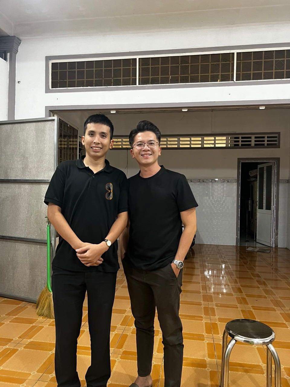 KTS. Hoàng Long và Mr. Thế Anh (Chủ đầu tư) chụp ảnh ngày khảo sát