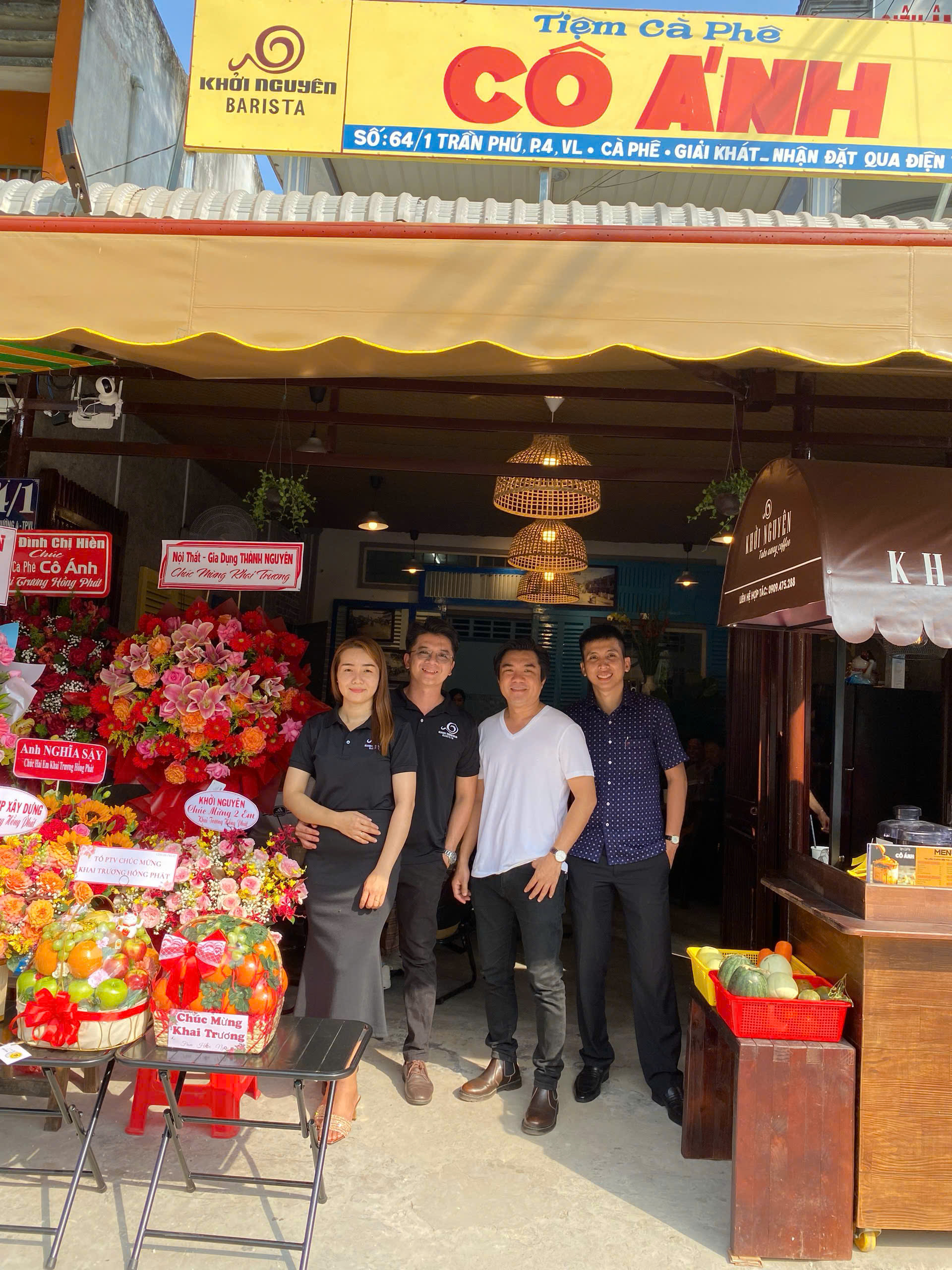 Khởi Nguyên Barista và KTS. Hoàng Long chụp ảnh lưu niệm ngày khai trương