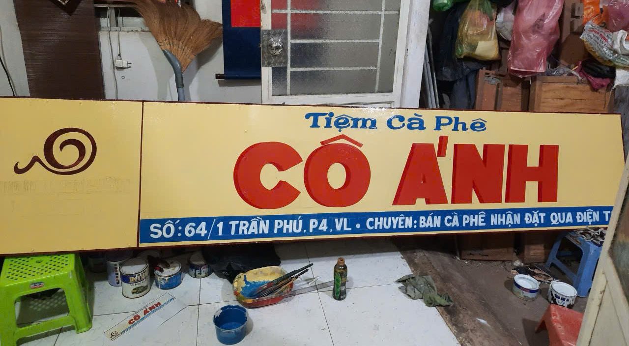 Bảng hiệu do hoạ sĩ Trần Có thực hiện bằng sơn dầu