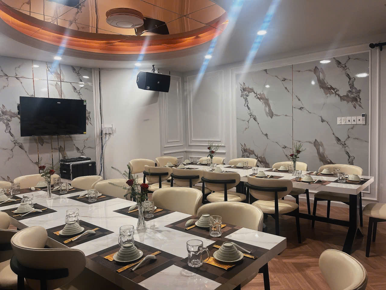 Phòng VIP 3 – Sắc trắng tinh tế và ánh đồng ấm áp