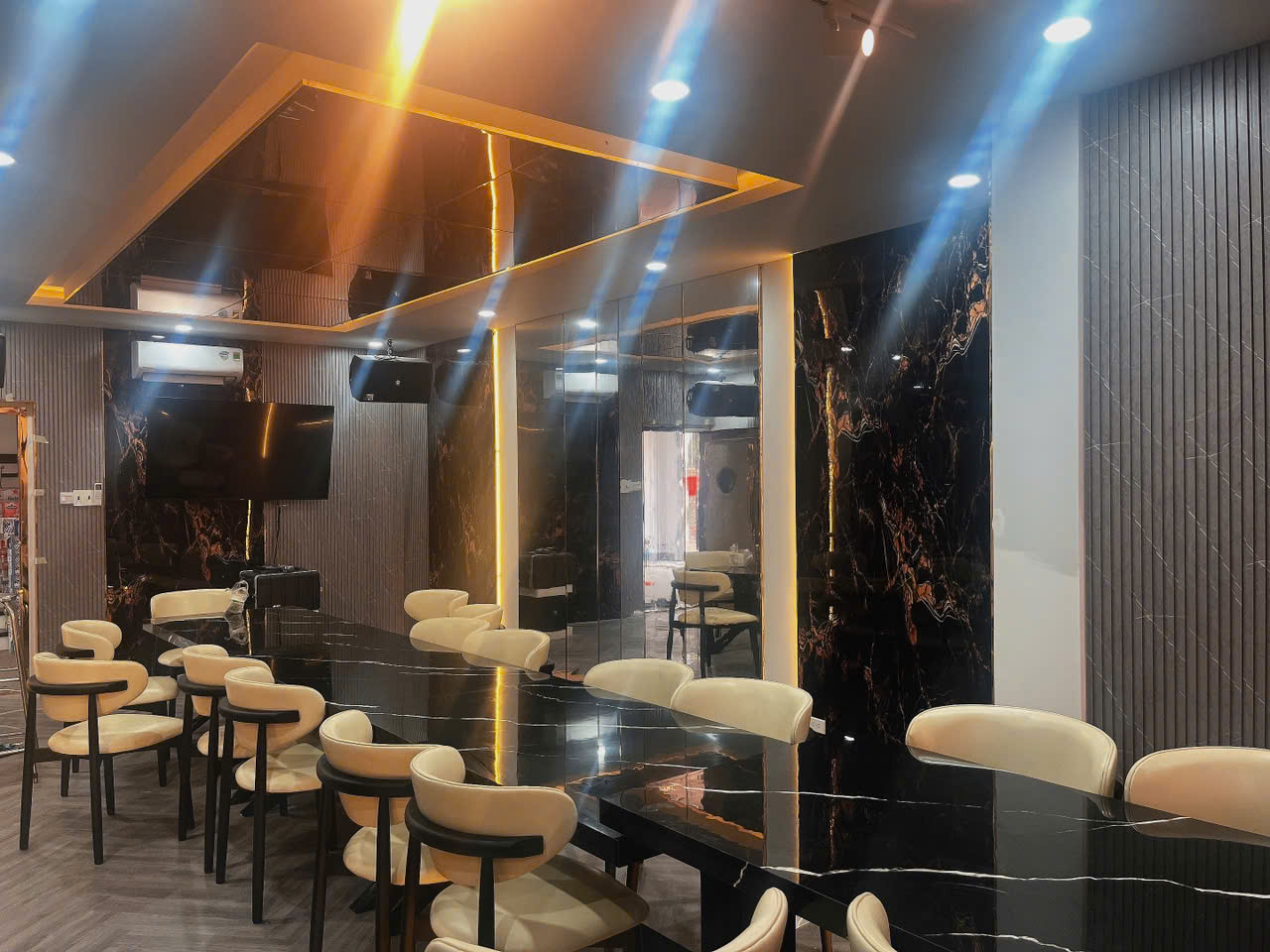 Phòng VIP 2 – Hiện đại và sang trọng với tông đen – vàng